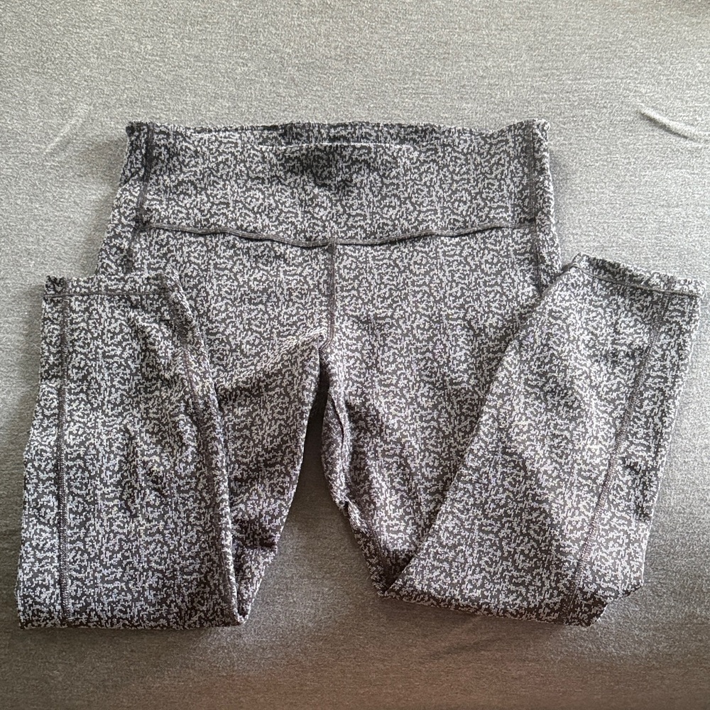 Athleta Ultimate Stash Pocket Textured 7/8 Leggings in Black/Gray